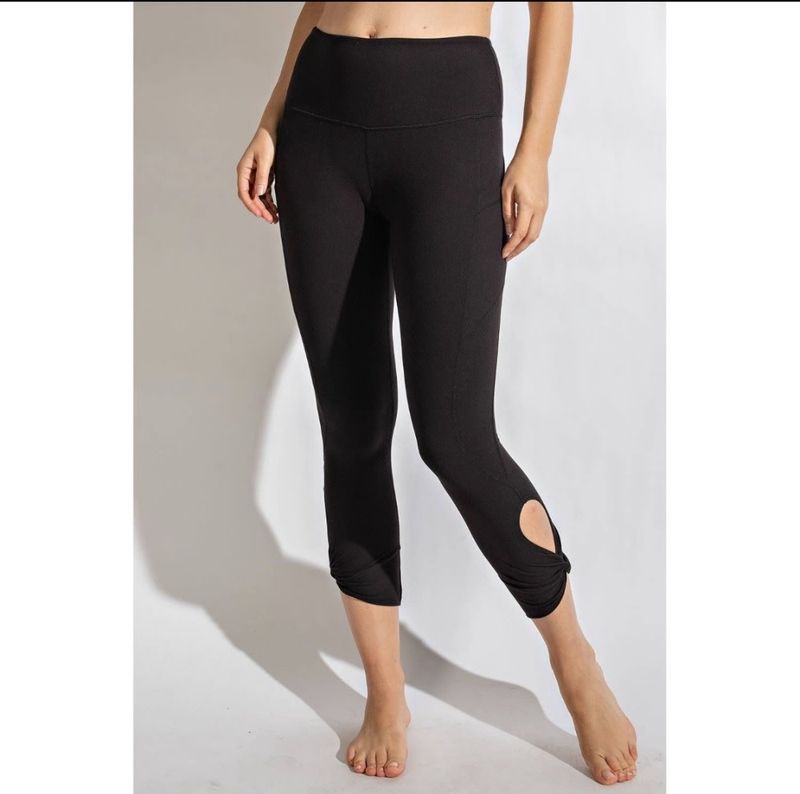 Capri Keyhole Pocket Leggings