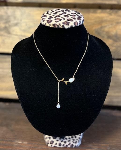 Rose pearl necklace