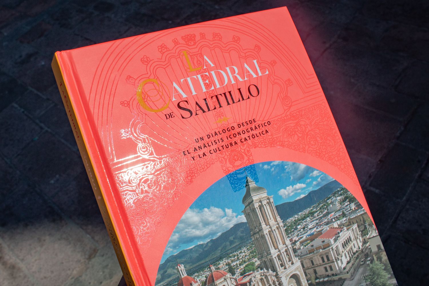 Ana Isabel Pérez-Gavilán Ávila y Juan Carlos Delgado Arreola: La Catedral de Saltillo. Portada 2. Quintanilla Ediciones