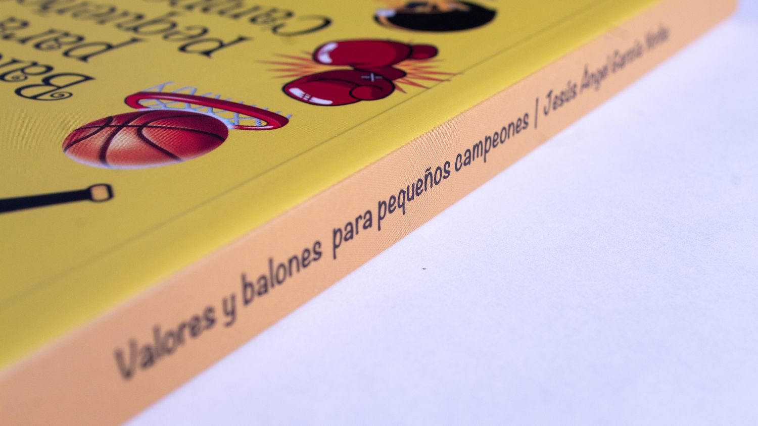Jesús Ángel García Yorba: Valores y balones para pequeños campeones. Lomo. Quintanilla Ediciones