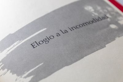 Mercedes Luna Fuentes_Elogio a la incomodidad_Quintanilla Ediciones_Título