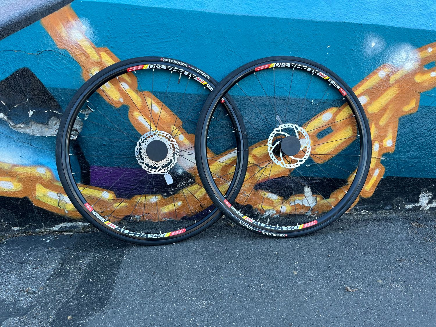 used ZTR Alpha 340 disc  with 10-speed cassette and Hutchincson Intensive tires 700x25c, never used