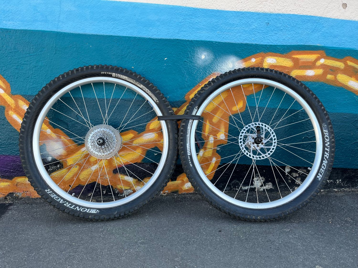 alloy double-wall 26&quot; MTB disc with 8-spd cassette and Bontrager G5 team issue 26x2.5 tires