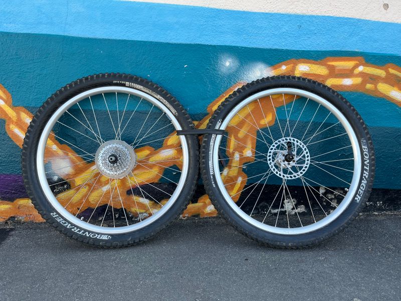 alloy double-wall 26&quot; MTB disc with 8-spd cassette and Bontrager G5 team issue 26x2.5 tires