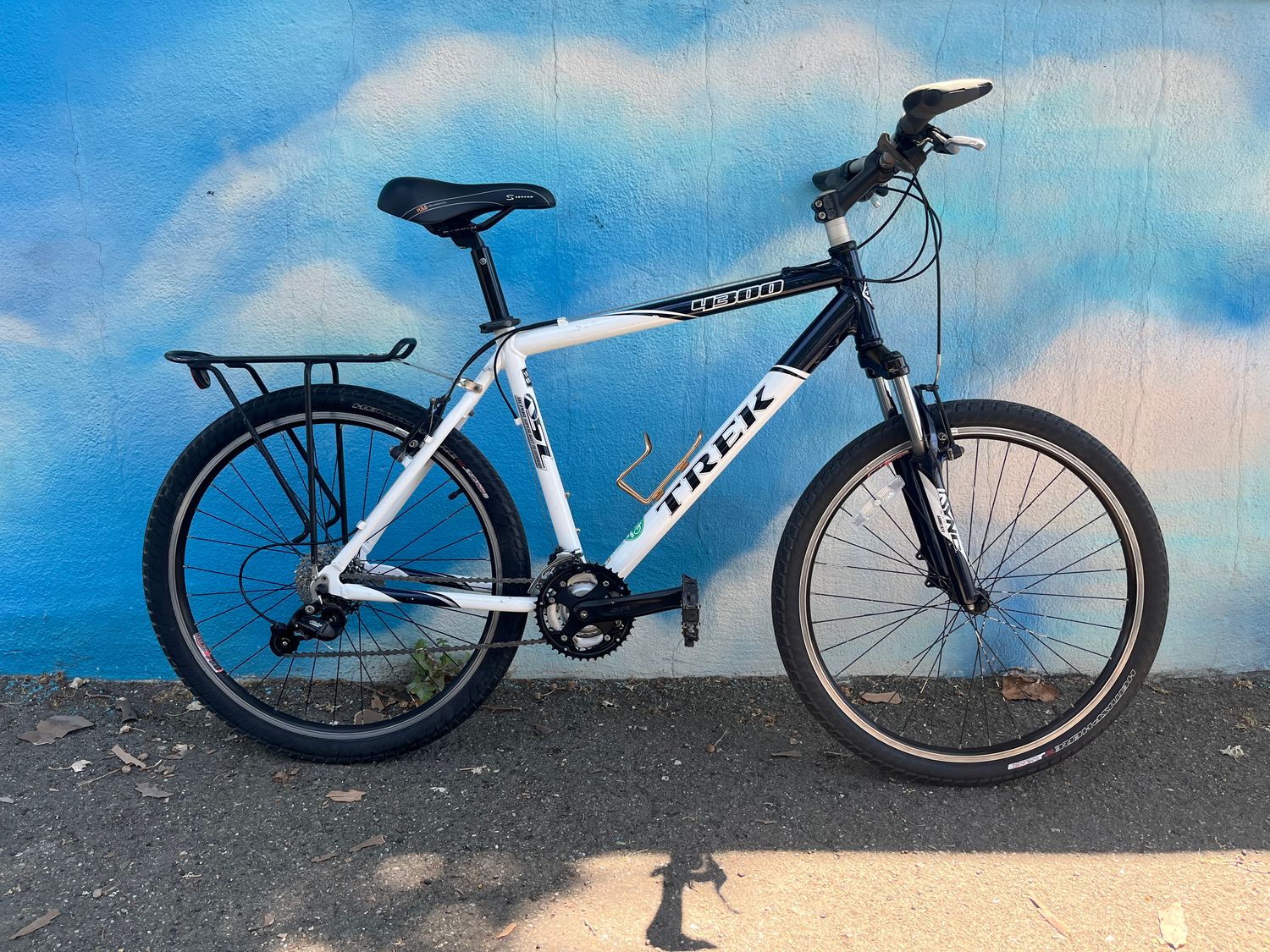 used Trek 4300, navy/white, large