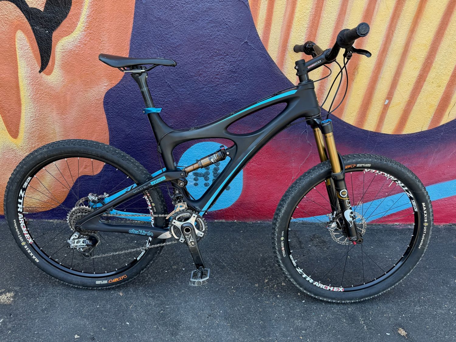 Used IBIS MOJO SL-2 Black with Blue Stripe 20&quot; Large