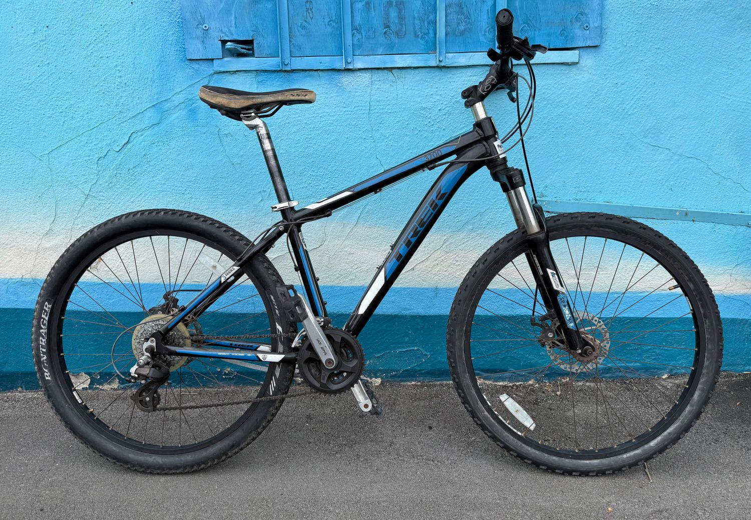 Used Trek 3700 Black/Blue Hybrid Medium