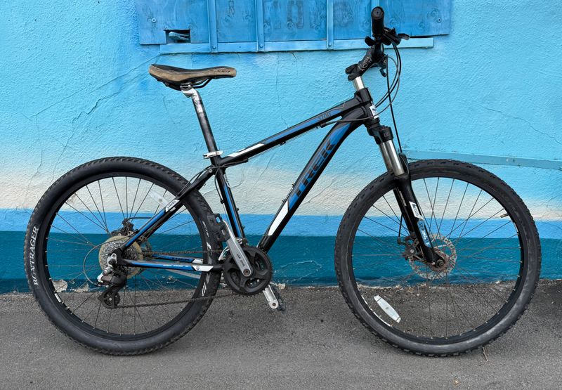 Used Trek 3700 Black/Blue Hybrid Medium