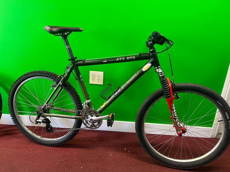 Used Giant ATX370 Black 18in Medium