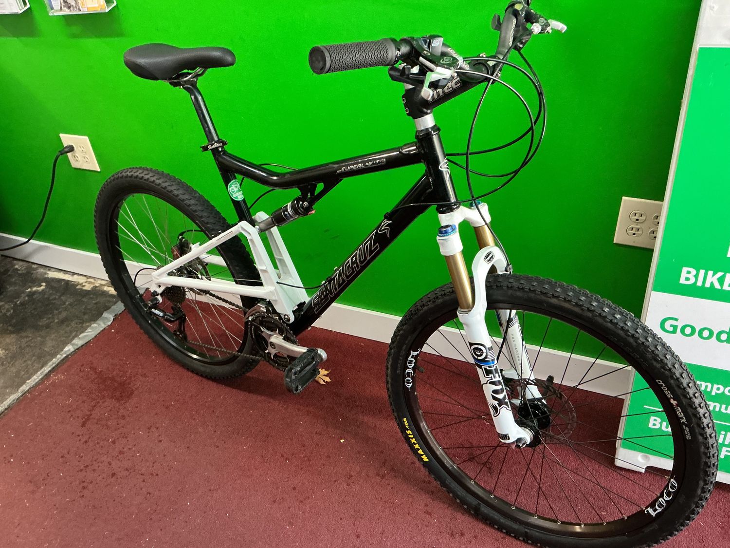 Used Santa CRUZ  SUPERLIGHT BLK/White  Large