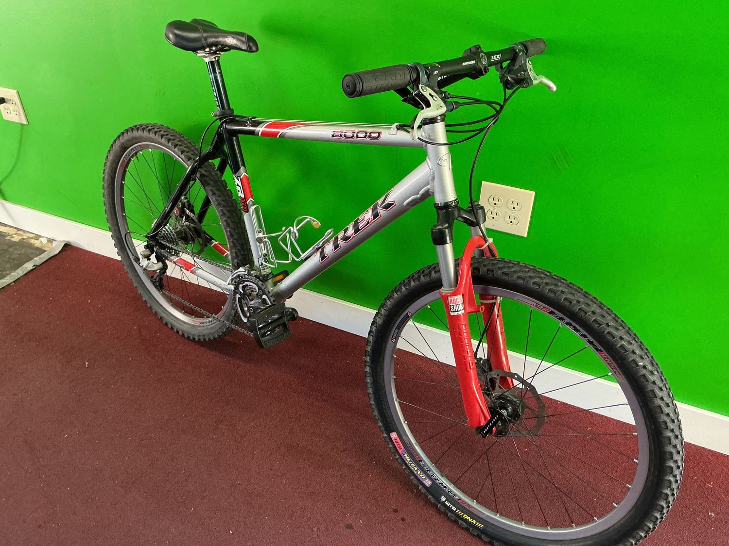Used Trek 8000 MTB Silver/Red 19"