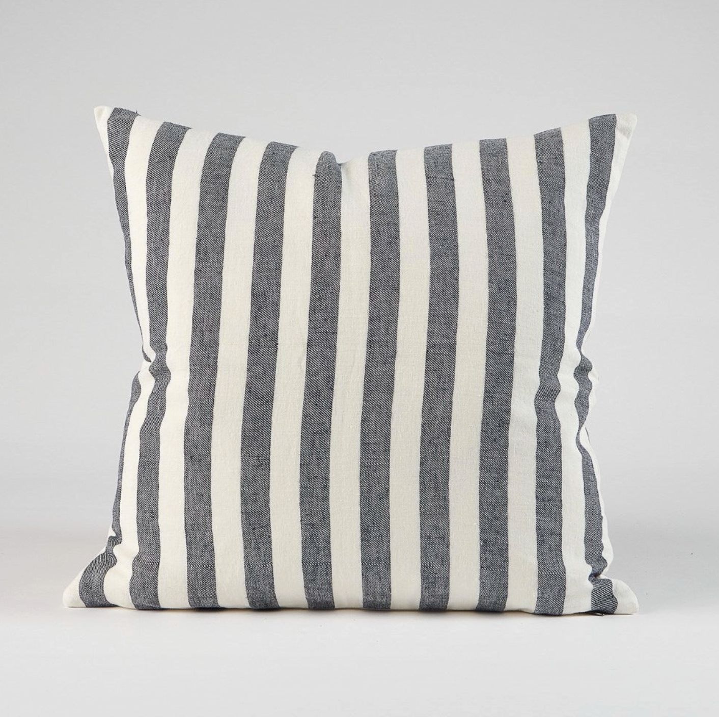 SANTI OUTDOOR LINEN CUSHION 20X20 - NAVY