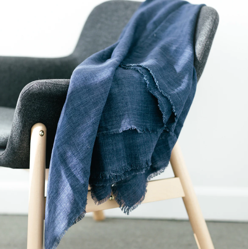 STONE WASHED LINEN THROW - NAVY