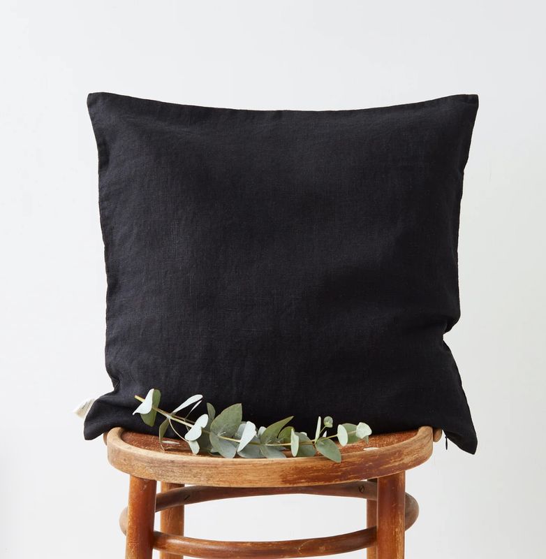 BLACK LINEN CUSHION 20X20