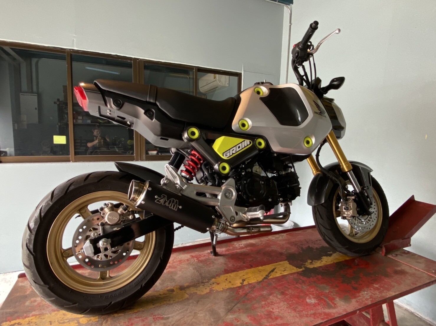 zoom exhaust grom