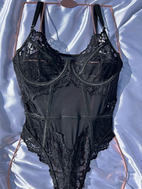 Elegant Black Lace Set with Underwire for a Perfect Fit and Alluring Detail