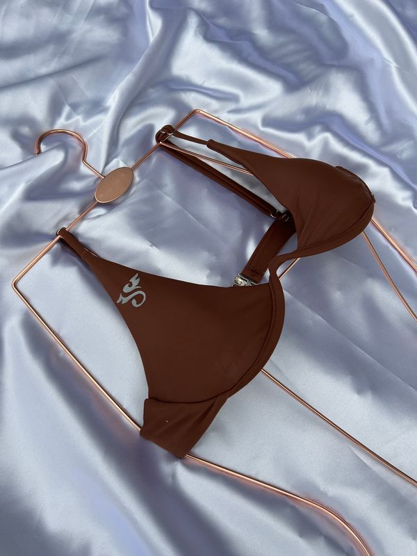 A stunning brown underwire swimsuit that combines style and comfort for your perfect beach day