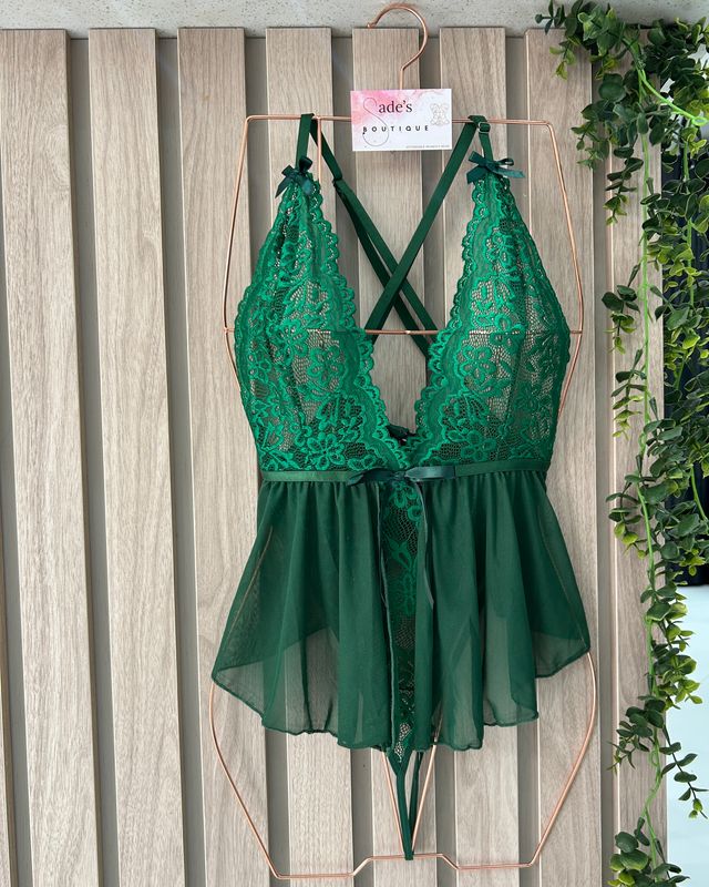 Lose yourself in the forest of this enchanting green set!