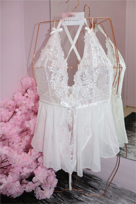 Bridal Bliss: White Lace Lingerie Set with Delicate Floral Motifs and a Romantic, Flowing Silhouette