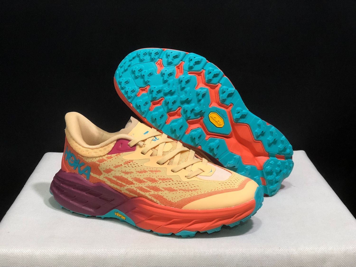 HOKA  Speedgoat 5
