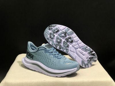 HOKA ONE ONE KAWANA