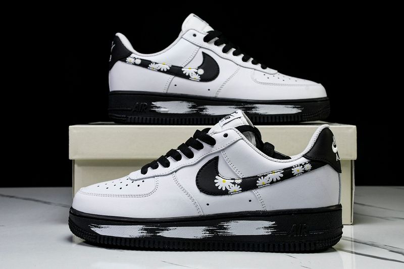 AIR FORCE 1 07 LOW WHITE/BLACK