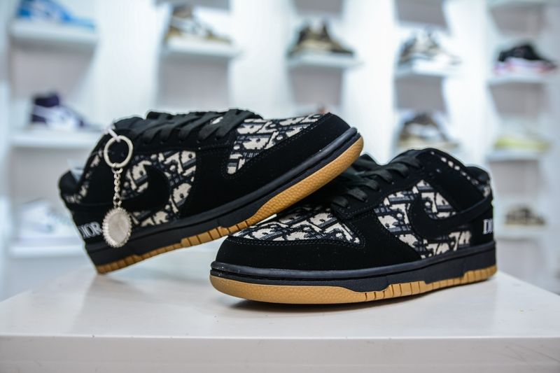 SB Dunk Low x DIOR
