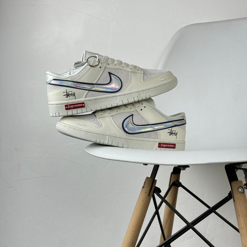 SB Dunk Low Supreme x Stussy