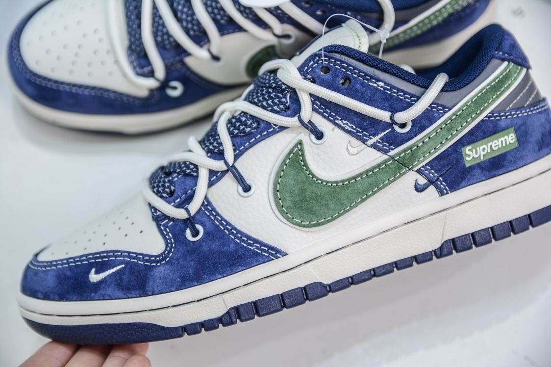 Nike SB Dunk Low x Supreme