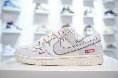 Nike SB Dunk Low x Supreme