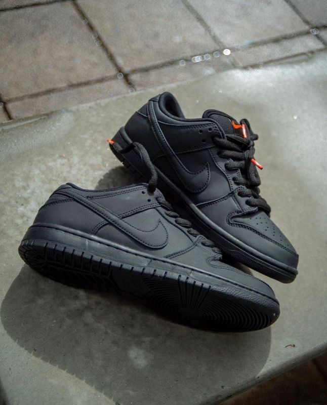 Dunk Low SB Triple Black