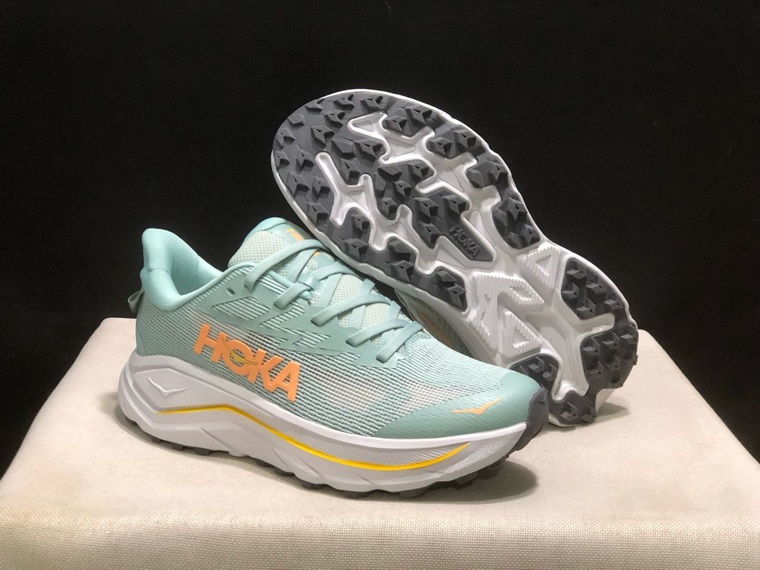 HOKA ONE ONE CHALLENGER 8