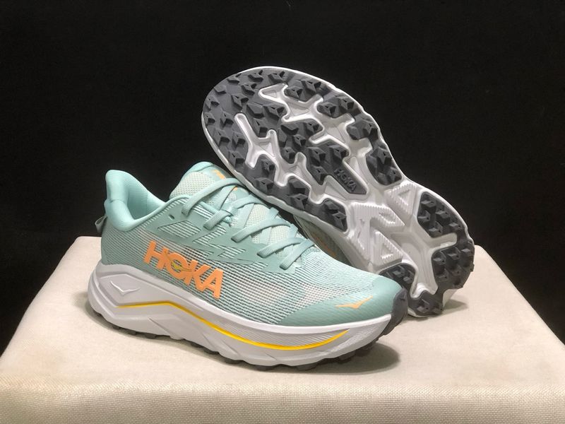 HOKA ONE ONE CHALLENGER 8