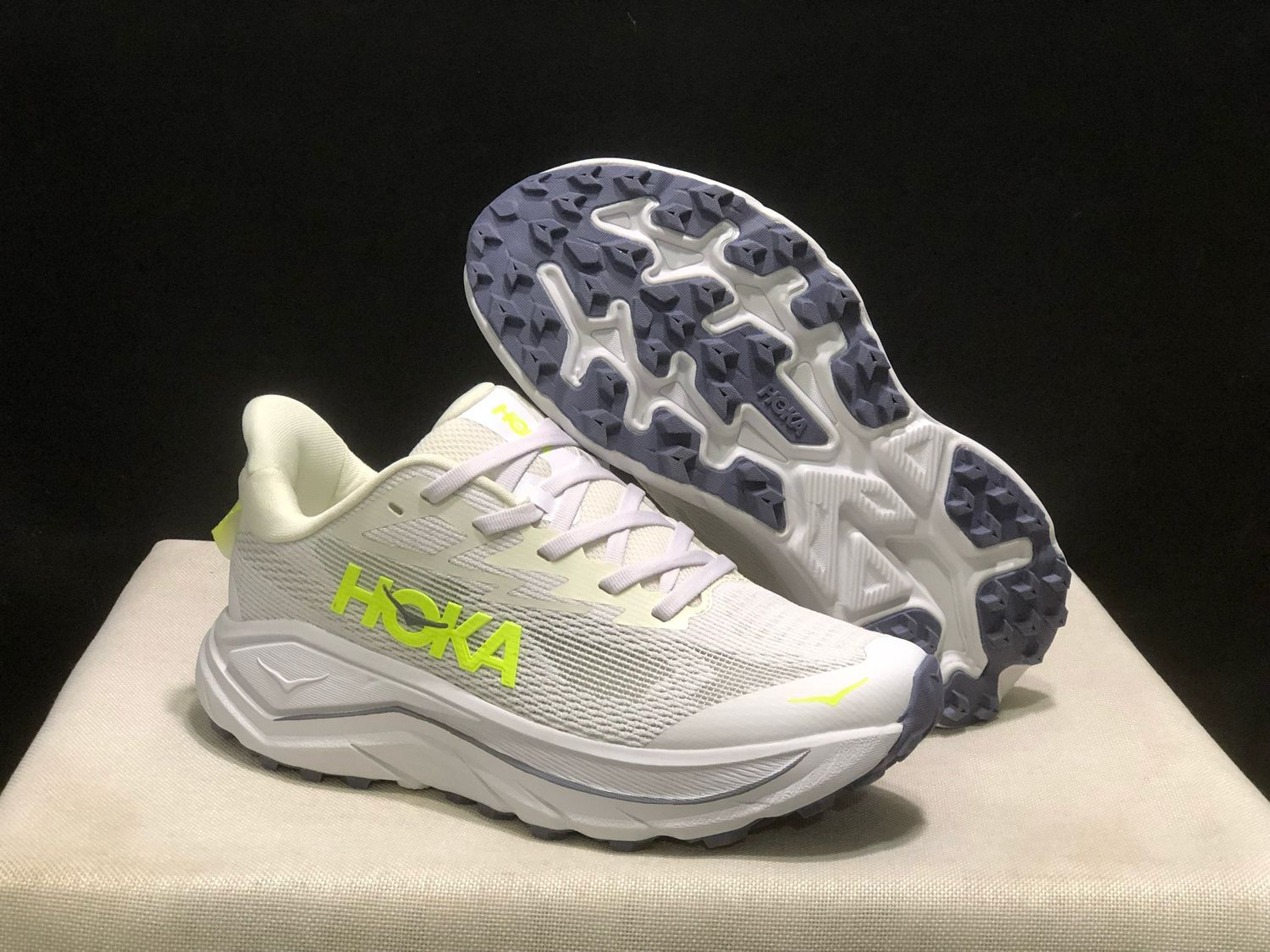 HOKA ONE ONE CHALLENGER 8