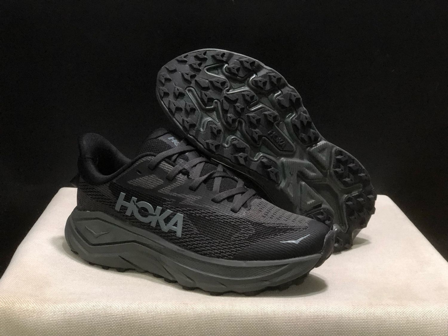 HOKA ONE ONE CHALLENGER 8
