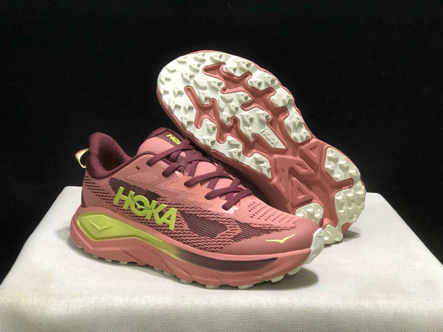 HOKA ONE ONE CHALLENGER 8