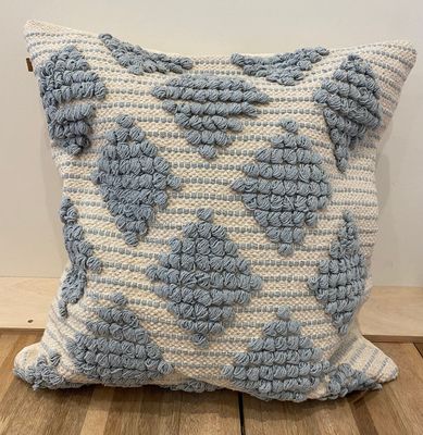 Beige kussen met lichtblauw  ruitmotief