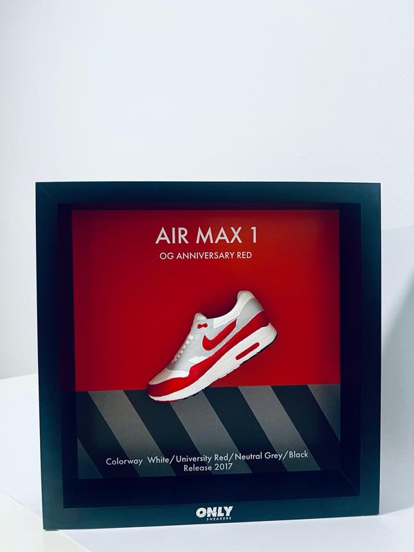 Sneaker frame anniversary og red