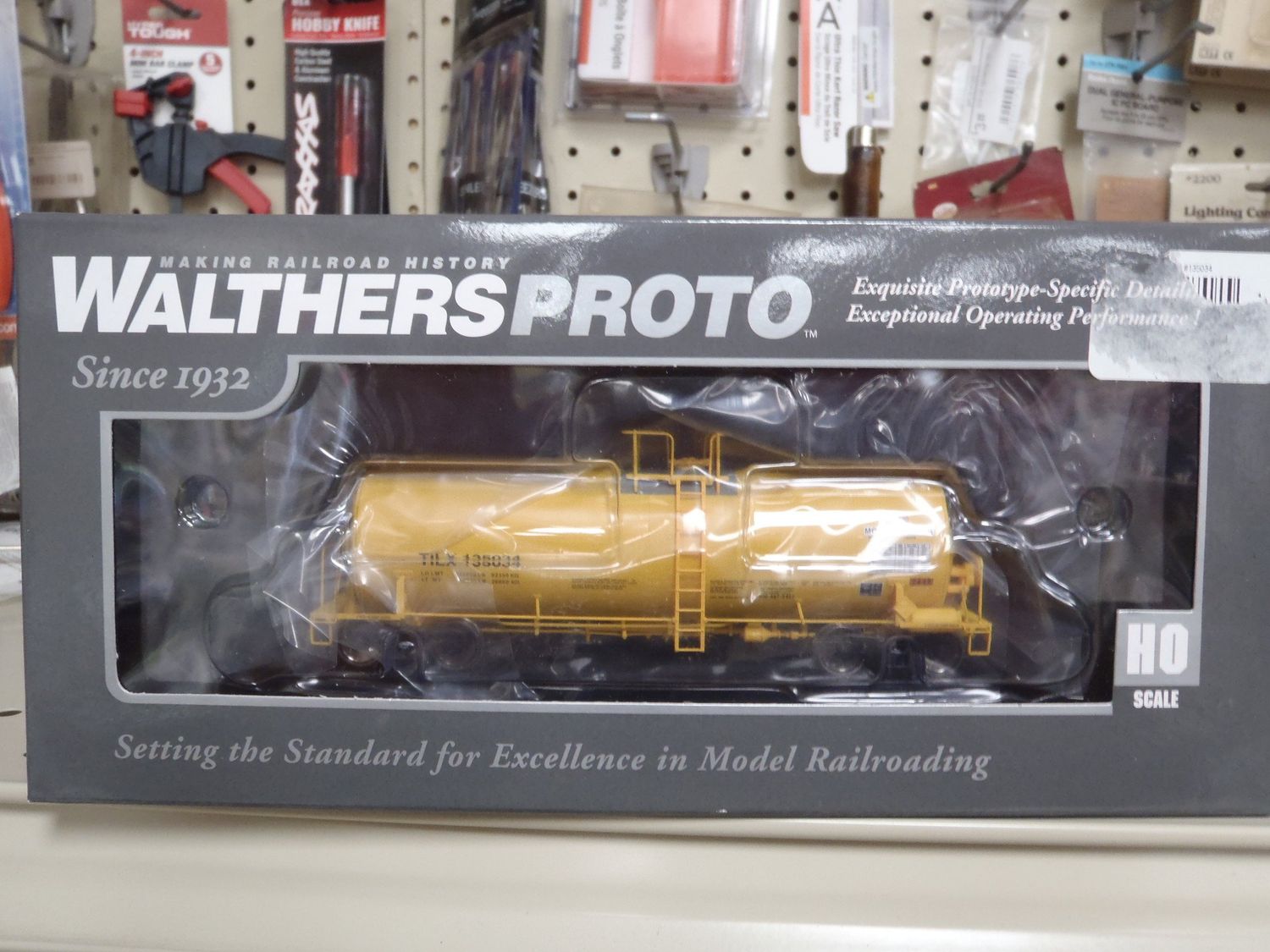 Walthers Proto 40&#39; Trinity 14,000 gallon molten sulfur tank car trinity Industries Leasing TILX #135034 (yellow)