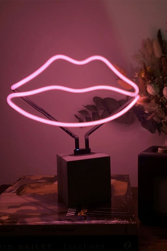 Neon &#39;Lips&#39; Sign