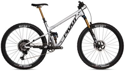 PIVOT TRAIL 429 MEDIUM SILVER PRO XT WITH 29&quot; ALLOY WHEELS
