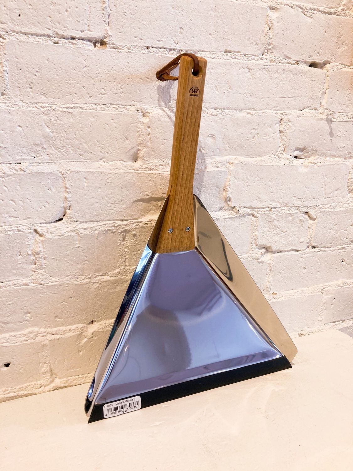 Redecker: Beechwood Handle Delta Dust Pan