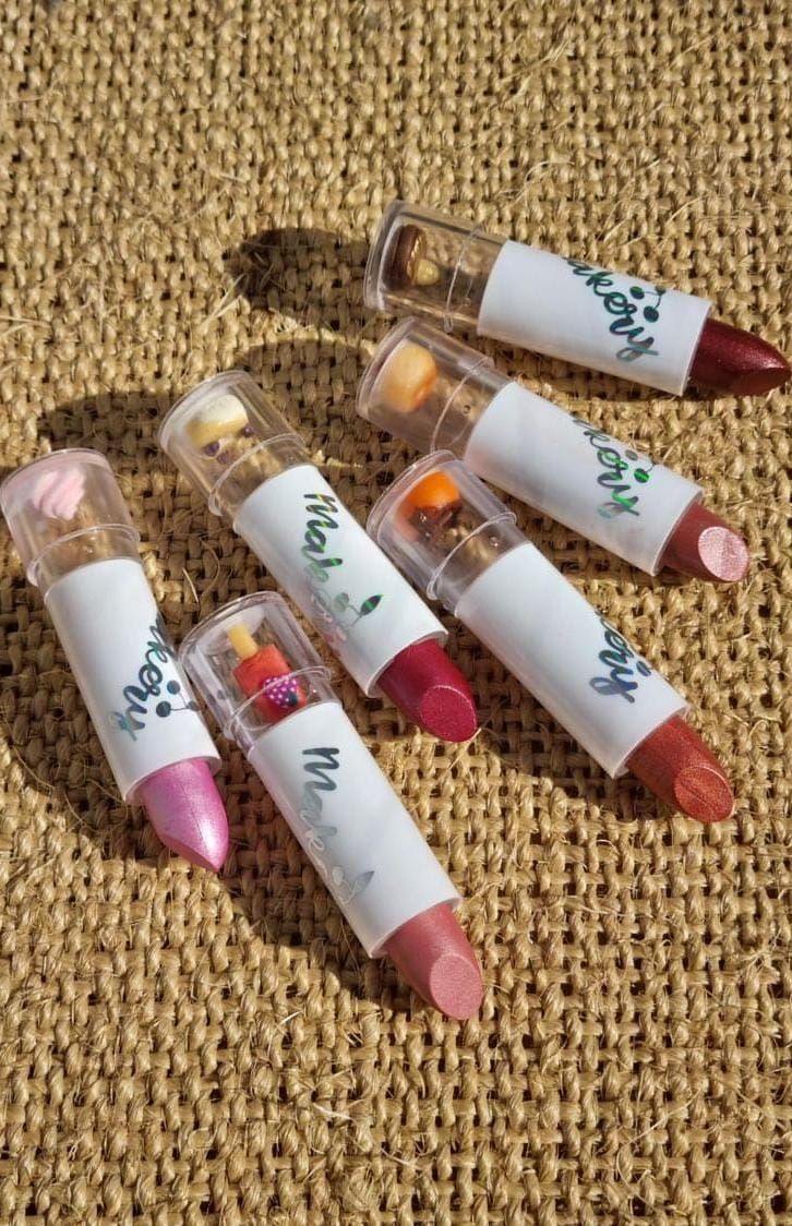 METALLIC LIPSTICK KIT WITH CONFECTIONERY SWEETS