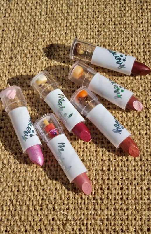 METALLIC LIPSTICK KIT WITH CONFECTIONERY SWEETS