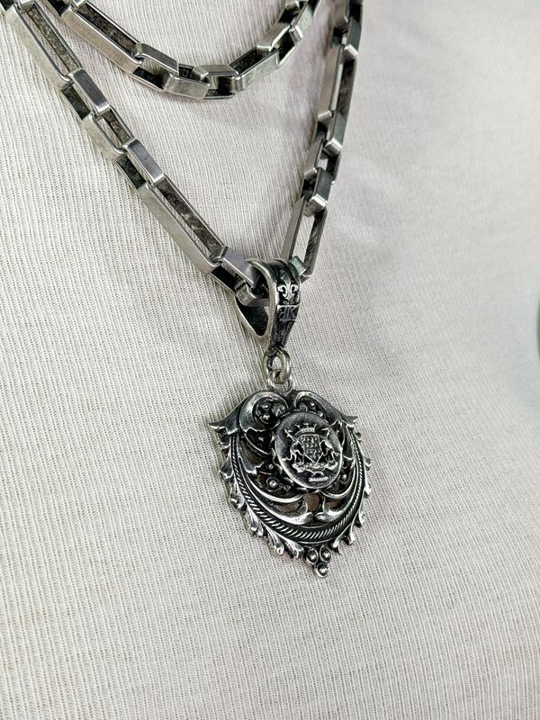 French Kande  DS2247 Silver Chain w/Bretagne Pendant. 