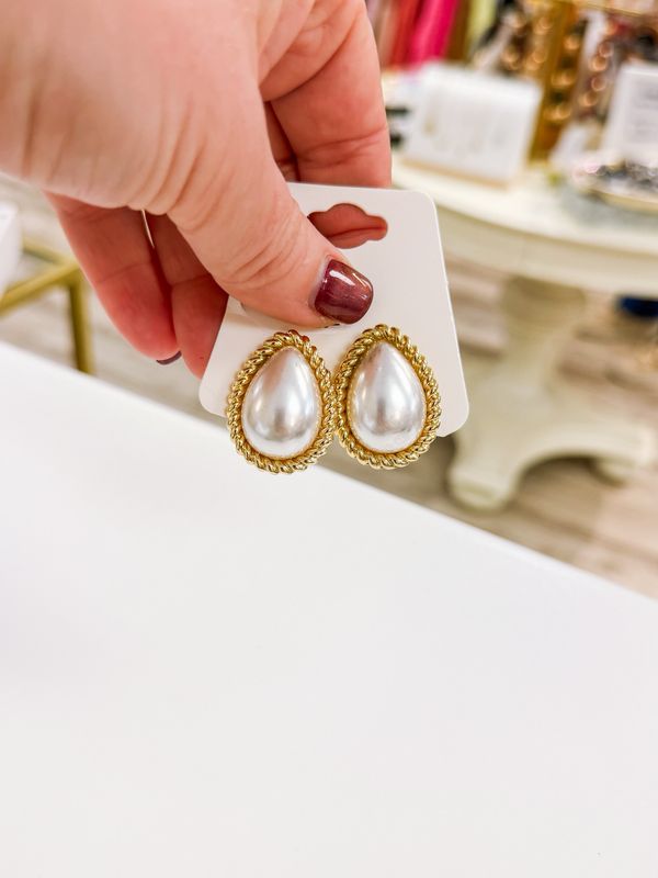 CHUNKY PEARL TEAR EARRINGS