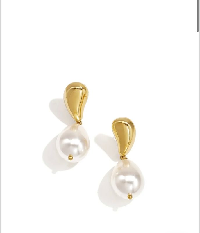 Gold pearly earrings