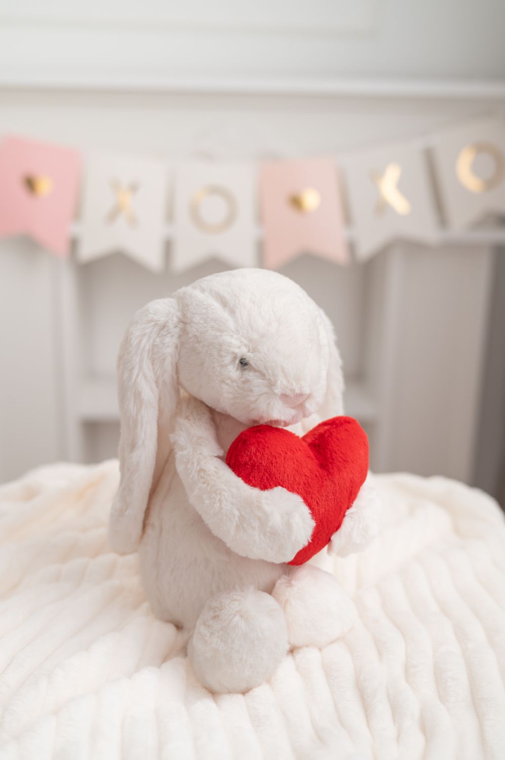 Jellycat Króliczek Kremowy z Czerwonym Sercem 31 cm