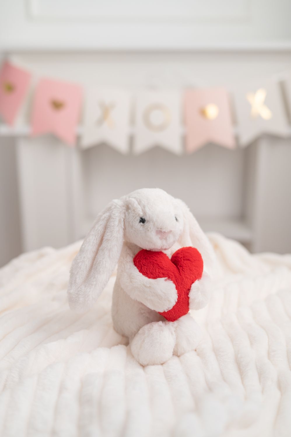 Jellycat Króliczek Kremowy z Czerwonym Sercem 18 cm