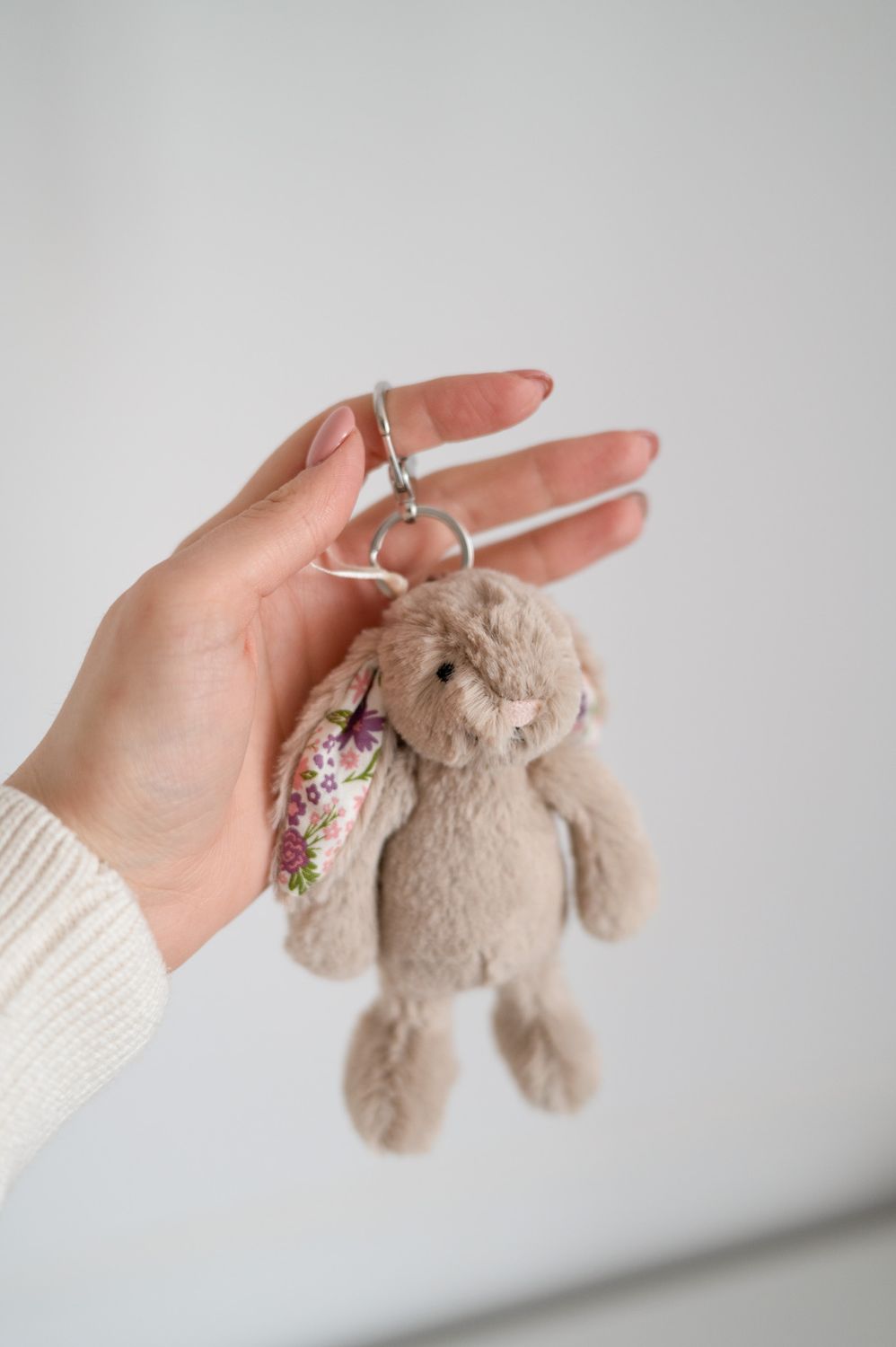 Jellycat Breloczek Króliczek z Kwiecistymi Uszami Beżowy „Petal” 18 cm